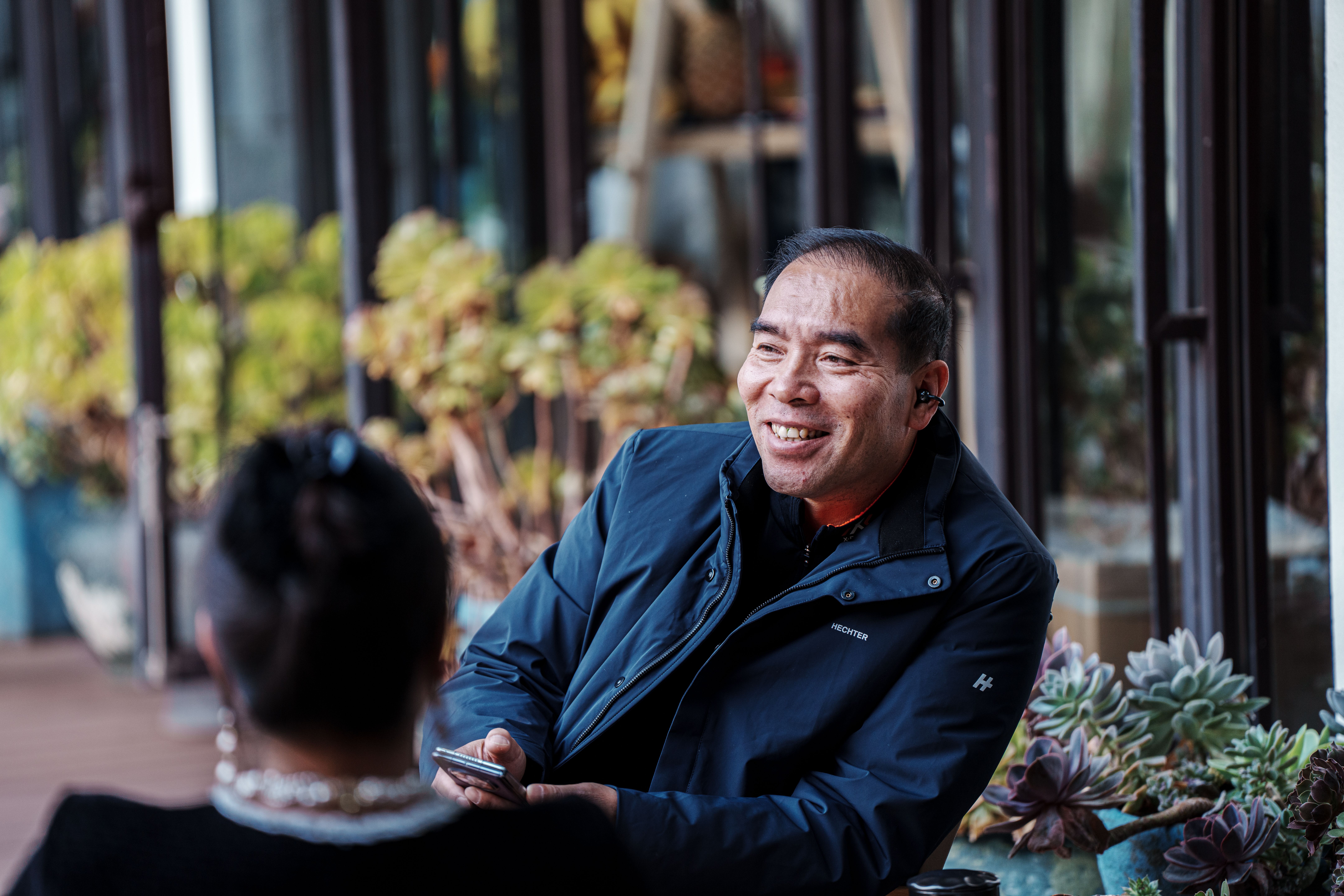 护工陪伴 — caregiver with elderly parent